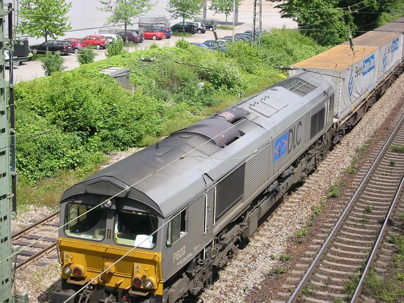 Hier nochmals PB20 der DLC, die am 11.05.2005 durch Kalrsuhe fhrt. Leider fehlt auf dem Bild vom vorderen Teil der Lok ein klein bichen was, dafr kann man ganz gut einige Details vom Dach erkennen.