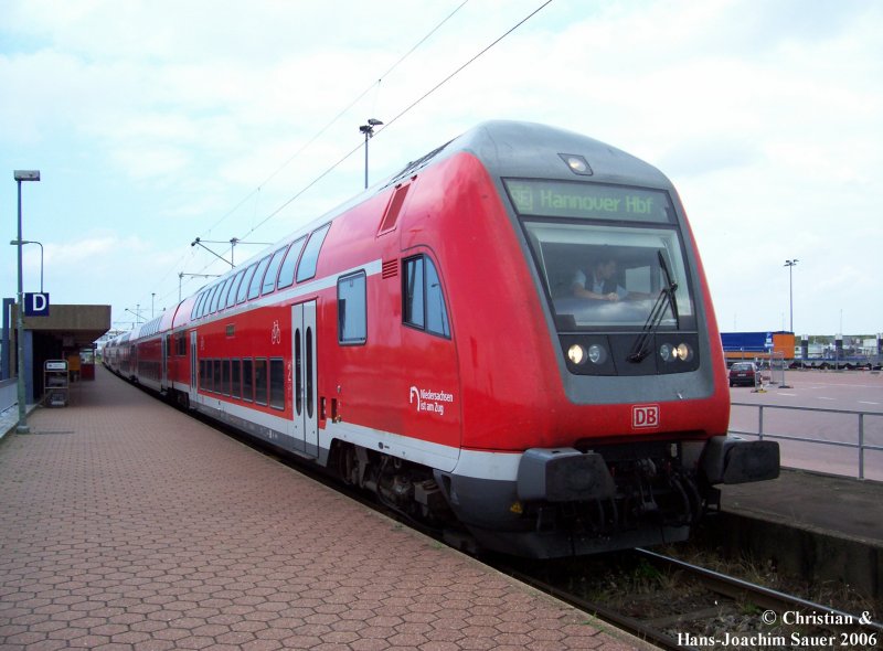 Hier in Norddeich Mole steht der RE nach Hannover Hbf im Juli 2006.