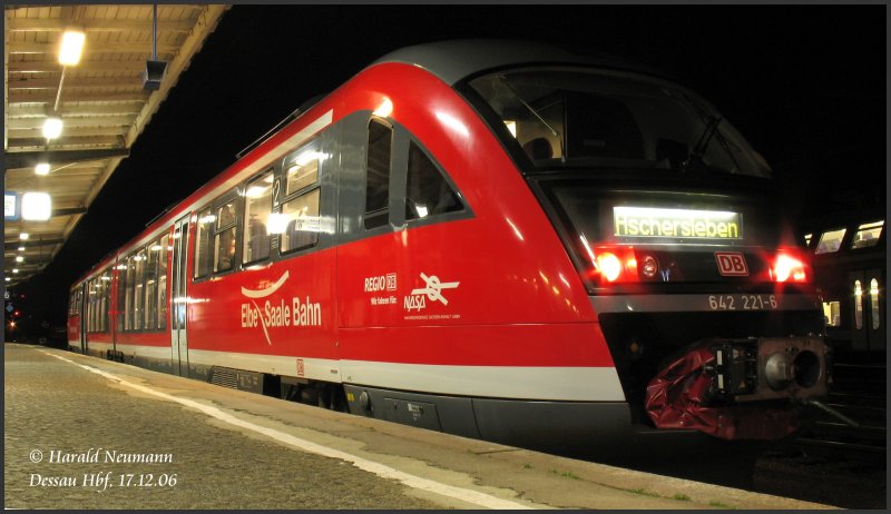 Hier nun das andere Ende der Elbe Saale Bahn 642er mit dem Namensschriftzug. Die Triebwagen stehen oft nur wenige Minuten im Dessauer Hbf und fahren dann zurck nach Aschersleben. 17.12.06