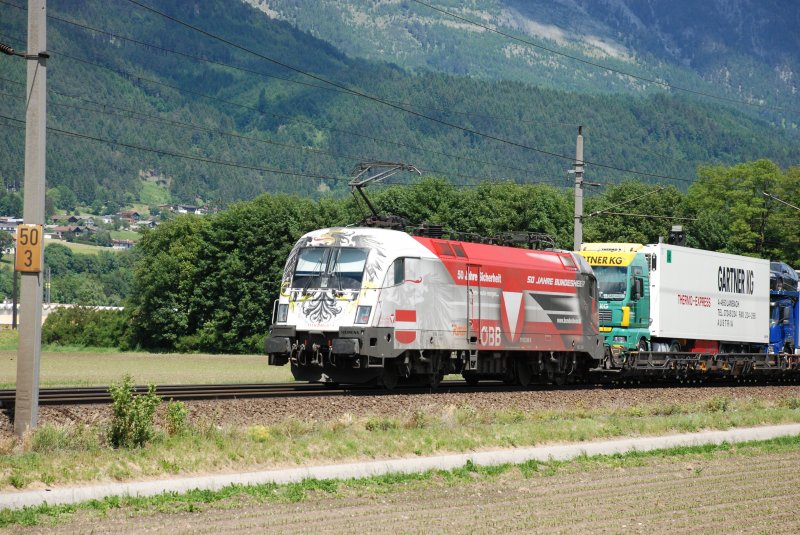 Hier nun mein Top-Fang an diesem Foto-Tag:  Die 1116 246-8.  Hier schiebt Sie eine  Rollende Landstrasse  in Richtung Wrgl nach.