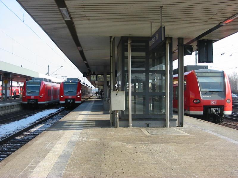 Hier nun das Treffen 3er ET425 links die 425-267 in der mitte die 425-261 und links die 425-219. Zwischen der 425-261 und der 425-219 befindet sich ein Aufzug wie er sich in Mannheim Hbf befindet.