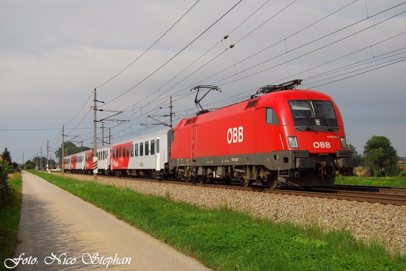 Hier passiert 1116 143-7 mit R 3009 Attnang-Puchheim - Linz Hbf. meine Linse,Pasching (sterreichurlaub 18.08.09)