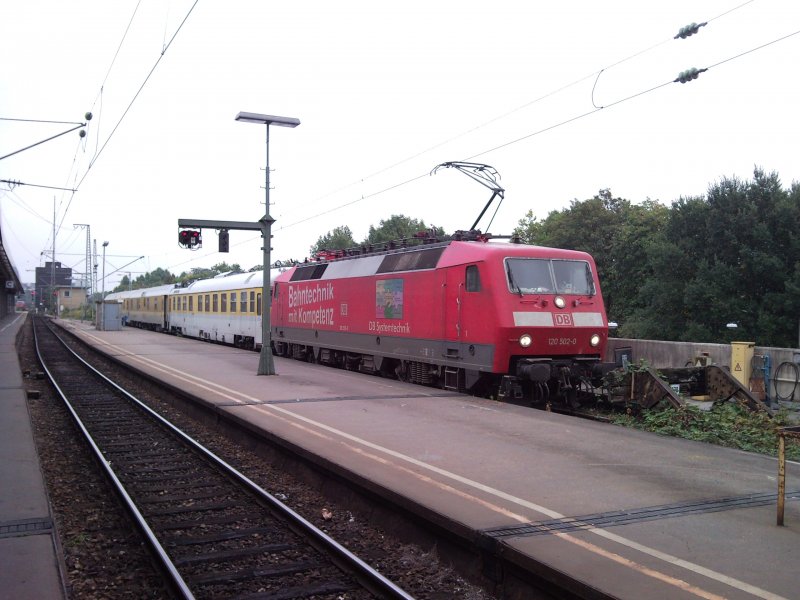 Hier Pausiert die 120 502-0 mit ihrem Messzug am 30.09.2009 auf Gl. 170 (17) im Stuttgarter Hauptbahnhof