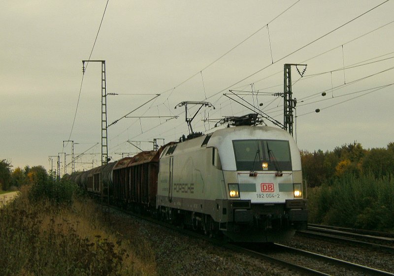 Hier der Porsche laut Gerchten 10 Tage vor seiner Entklebung in Obertraubling. 182 004 - 2 am 09.10.2009