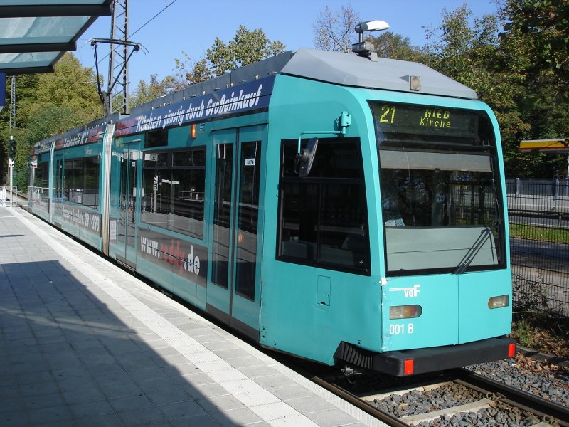Hier ist der R-Wagen 001 im Endbahnhof Stadion auf der Linie 21 zusehen.