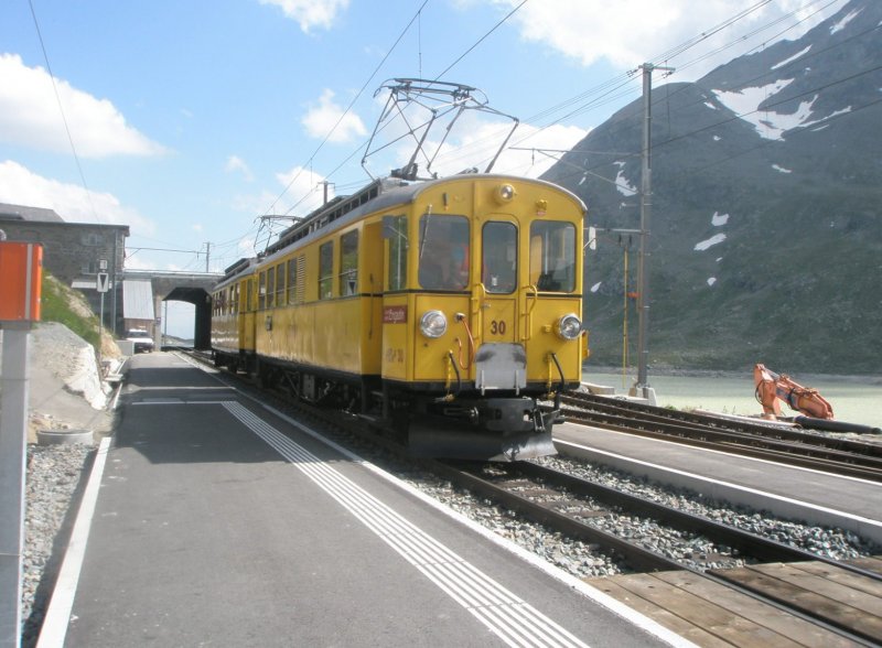 Hier der R5 nach St. Moritz, bei der Einfahrt am 24.7.2009 in Ospizios Bernina.