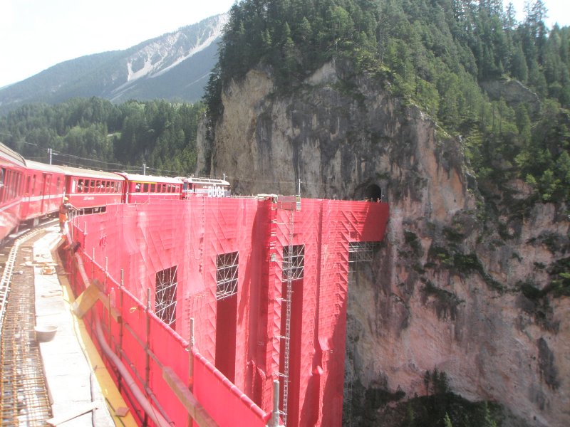 Hier eine RB nach St. Moritz, am 23.7.2009 bei der berquerung des Landwasserviaduktes.