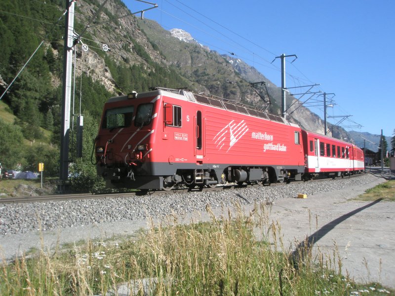 Hier eine RB nach Zermatt, kurz hinter Tsch. (27.7.2009)