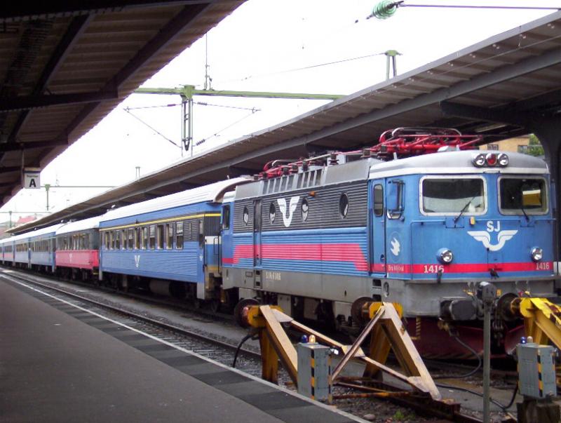 Hier eine Rc6 1416 mit einem Intercity in Gteborg am 12.8.05