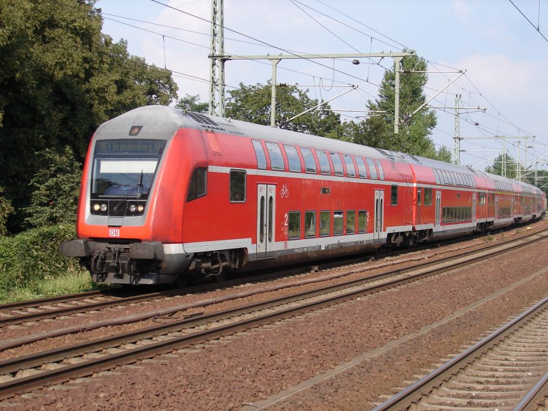 Hier der RE1 nach Brandenburg Hbf bei der Einfahrt in den Bahnhof Werder (Havel). Aufgenommen am 07.08.07