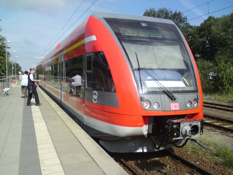 Hier der RE3 kommend aus Angermünde. Dieser Zug endet hier und fährt als RE3 zurück nach Angermünde. Der nächste Halt ist Schwedt/Oder Mitte. Dieser Zug stand am 6.7.2009 in Schwedt/Oder Hbf.