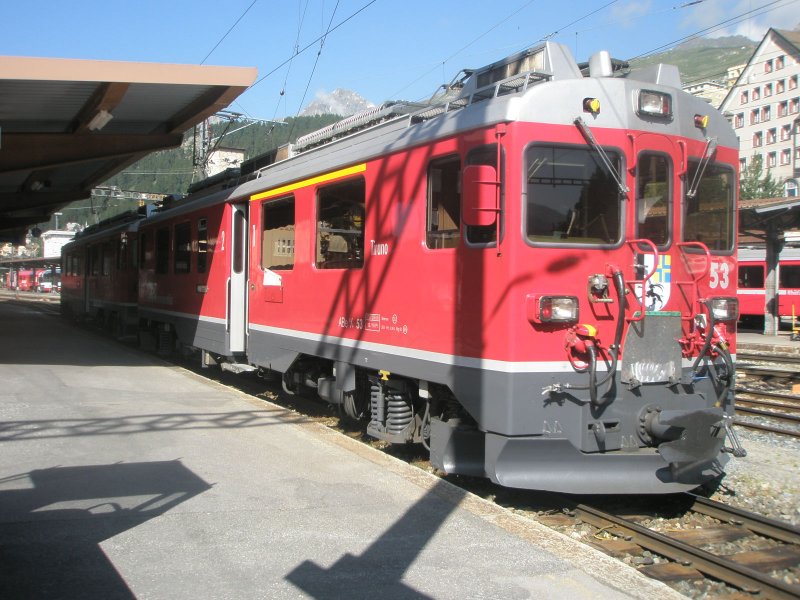 Hier eine Regionalbahn nach Pontresina, diese am 24.7.2009 abfahrbereit in St. Moritz stand.