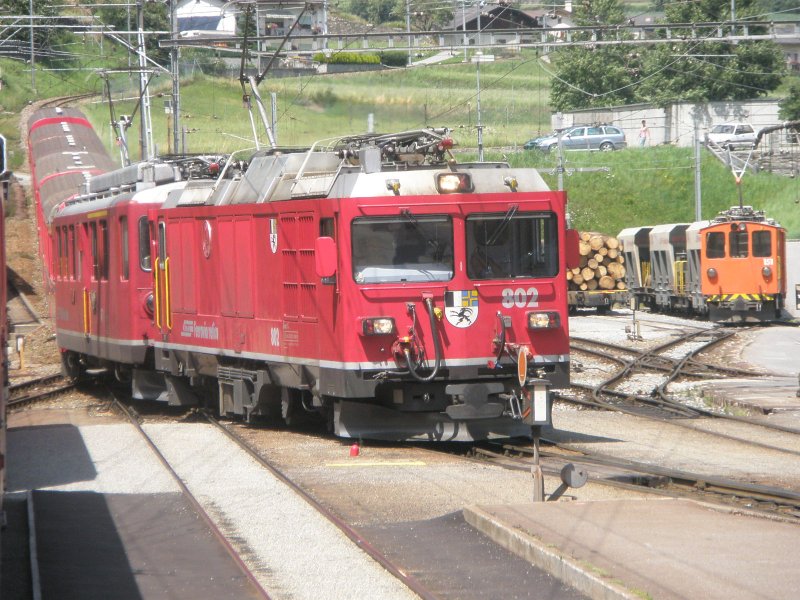Hier eine Regionalbahn nach Tirano, bei der Einfahrt am 24.7.2009 in Poschviao.