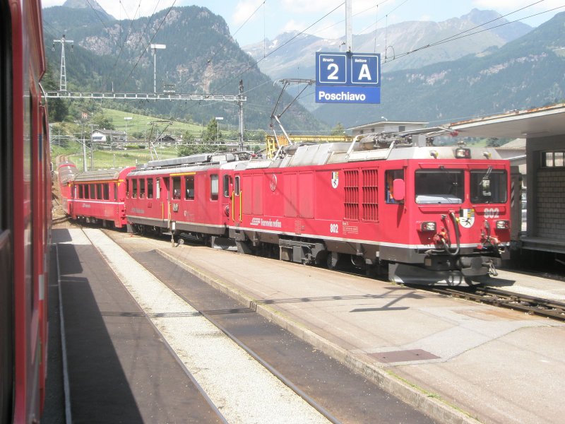Hier eine Regionalbahn nach Tirano, bei der Einfahrt am 24.7.2009 in Poschiavo.