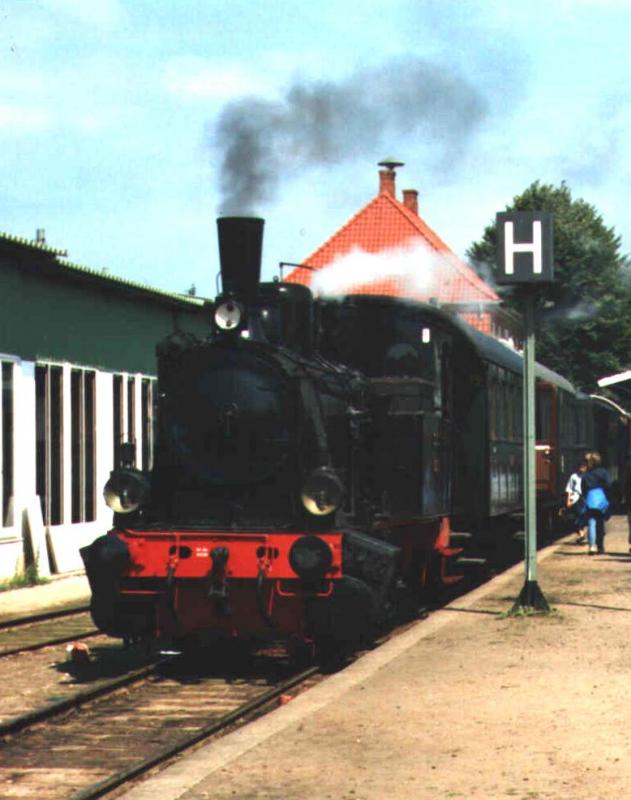 Hier der Regulre Museums Zug mit T3 (Verstrkteausf.) in Schnberg Strand
Die Lok steht ! An der See ist es immer ein bischen Windig ..
Die Lok hatte nie eine DRG-NR ?? da sie eine Werklok war 
nach meinen Wissen ,
las mich gerne eines besseren belehren ,wenns nicht stimmen sollte
Sortiere aber denoch in die DRG NR ein zur besseren bersicht