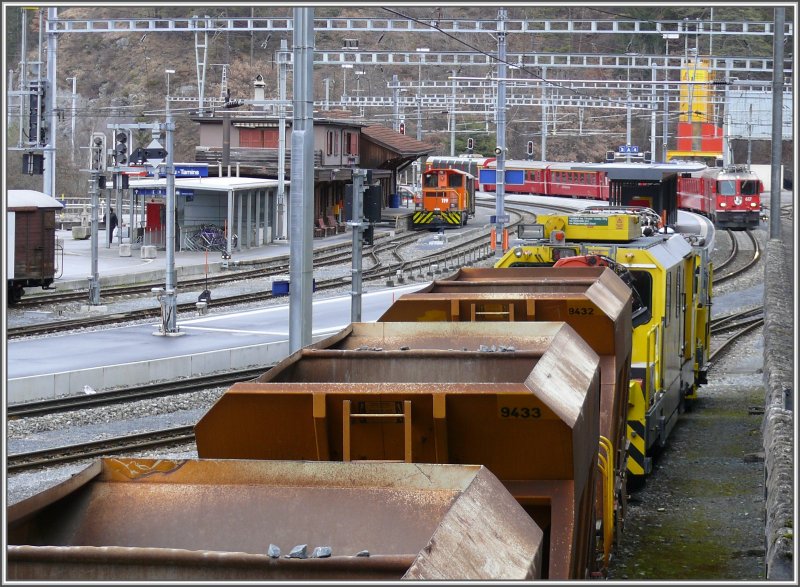 Hier in Reichenau-Tamins verzweigt sich die Doppelspur von Chur in die einspurigen Strecken nach Disentis/Mustr und St.Moritz. Soeben fhrt ein RE ins Engadin mit Ge 4/4 II 617  Ilanz  ein. (10.12.2007)