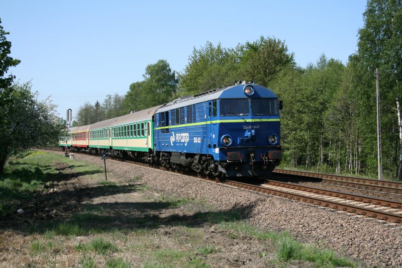 Hier rollt SU46-043 mit dem Reisezug von Grlitz nach Wroclaw in Wegliniec ein.02.05.09