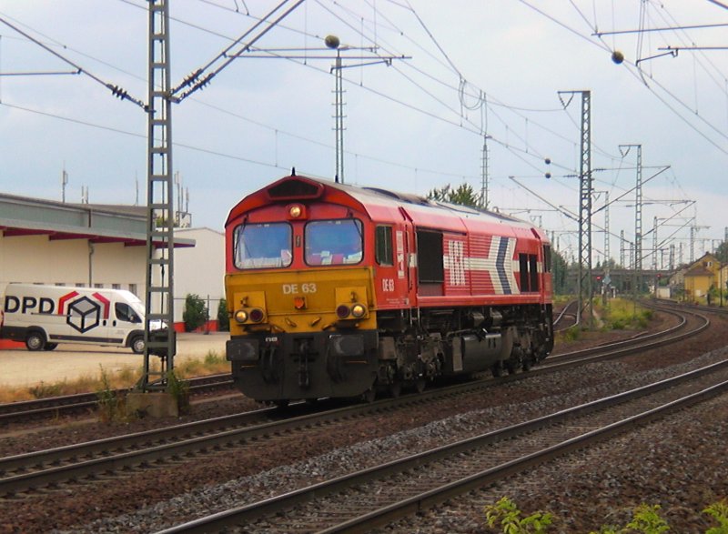 Hier eine rot gelbe HKG Claas 66 (JT42CWR) die ganz alleine als Lokzug durch Obertraubling fhrt. (30.05.2009)