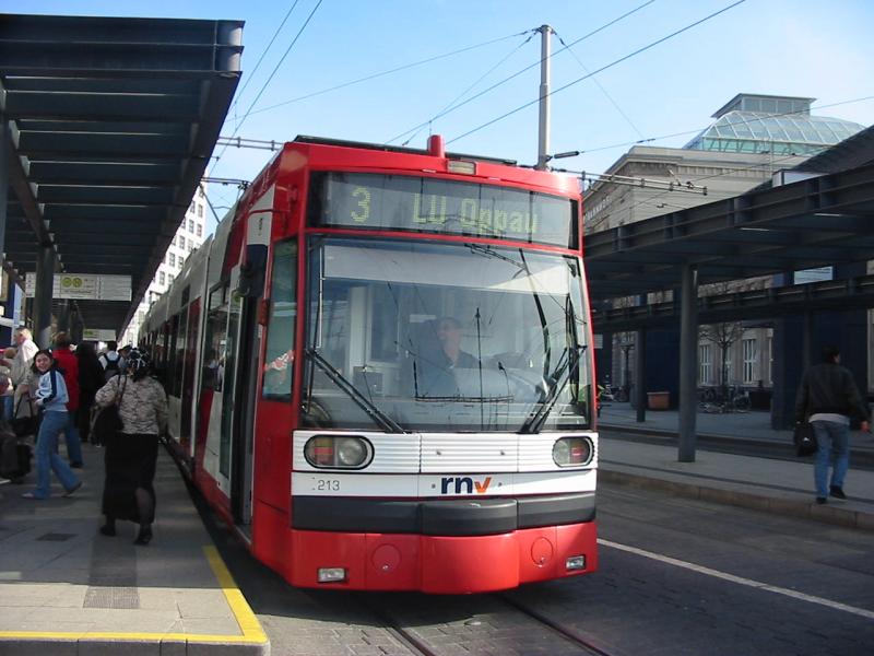 Hier ist eine rote Mannheim Straenbahn gerade auf dem Weg nach Ludwigshafen Oppau.
