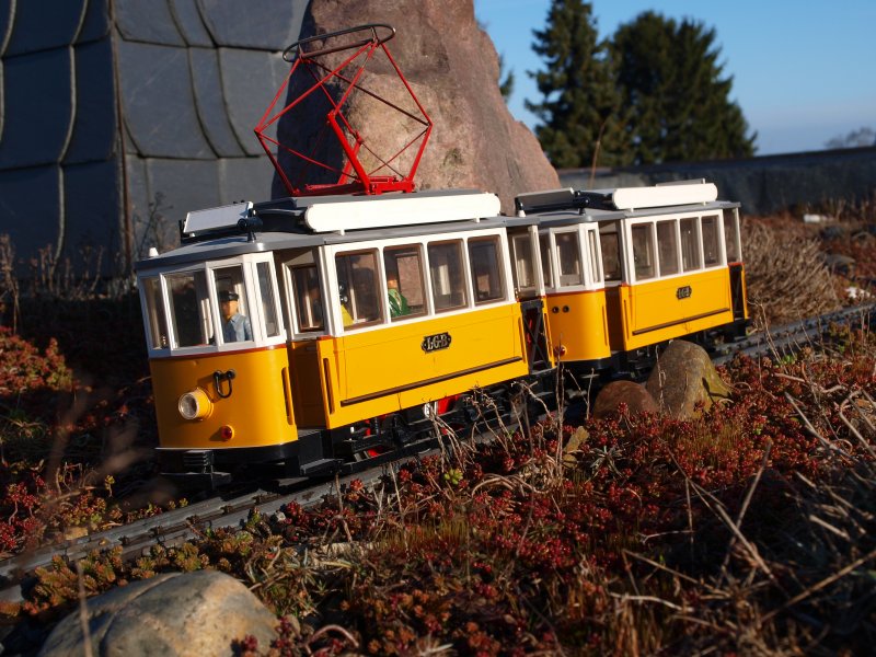 Hier rumpelt die kleine Strassenbahn bei Frhlingswetter ber die Schienen.