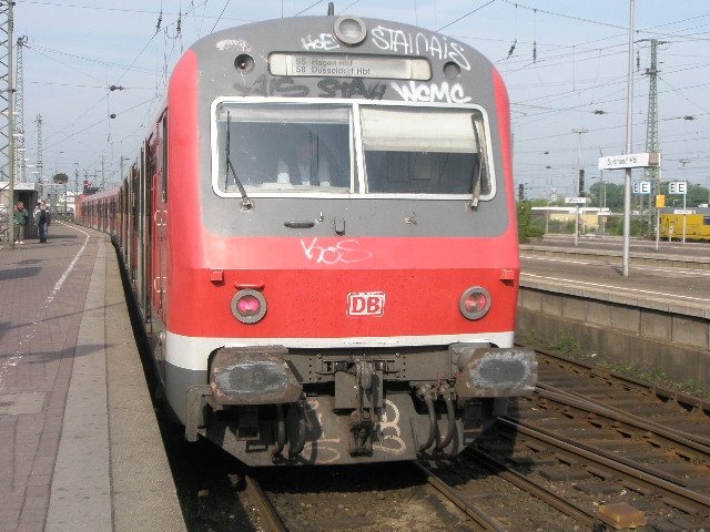 Hier eine S5 von Dortmund Hbf. nach Hagen Hbf., dieser Zug stand am 26.4.2009 in Dortmund Hbf.