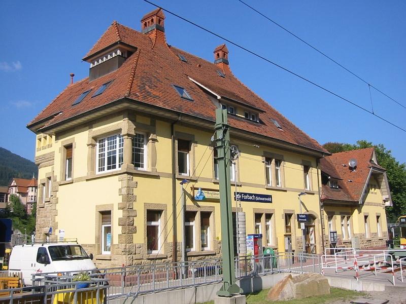 Hier ist das sanierte Empfangsgebude des Bahnhof Forbach (Schwarzwald) zu sehen. Die Aufnahme stammt vom 23.09.2005.