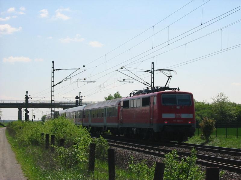 Hier schiebt die 111-095 einen RE nach Mannheim Hbf.