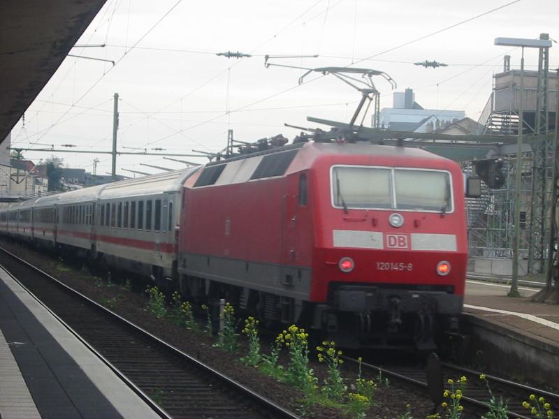 Hier schiebt die 120-145 ihren IC nach Mannheim Hbf.