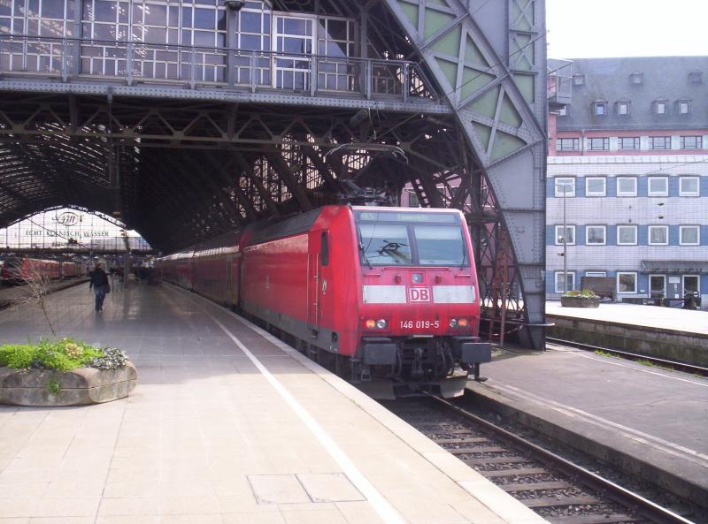 Hier schiebt 146 019-5 den Rhein-Express in den Klner Hbf am 11.04.2006
