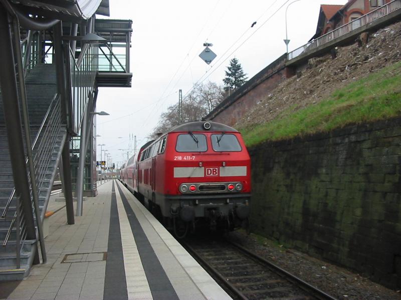 Hier schiebt die 218-411 eine RB nach Landau.