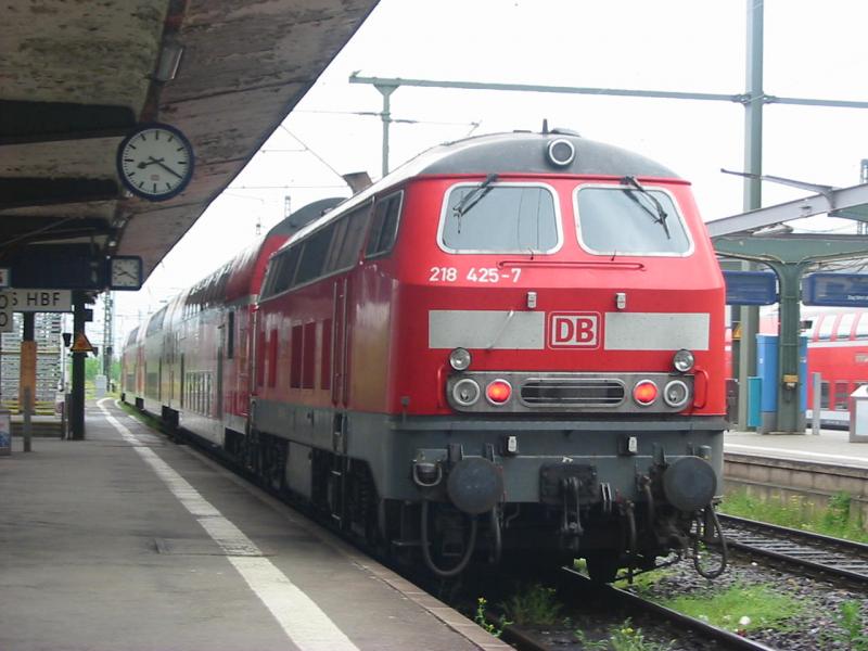 Hier schiebt die 218-425 ihren RE in Abstellbereich von Worms Hbf.