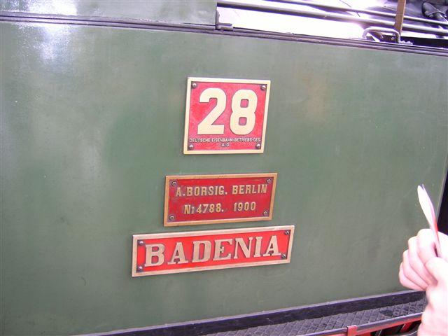 Hier das Schild auf der Badenia.Man erkennt das Baujahr, Nummer und Namen.

Die Dampflok 28  Badenia  der Achertalbahn - gebaut 1900 bei Borsig/Berlin unter Nr.4788 - war bis 1952 im tglichen Dienst. 
Zwischen Mai und Oktober fhrt der historische Dampfzug vierzehntgig am Sonntag von Achern nach Ottenhfen.
Mehr Infos gibt es hier:
http://www.badenpage.de/achertal/dampfzug/
