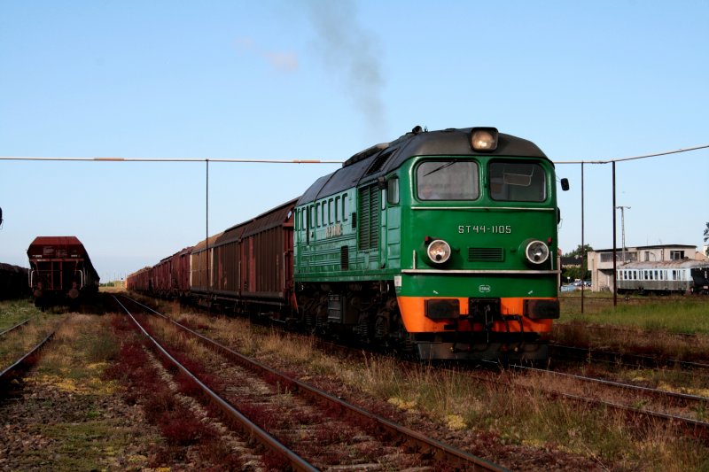 Hier sehen wie ST44-1105 bei der Ausfahr aus dem Bahnhof  Chojnice am 01.07.07