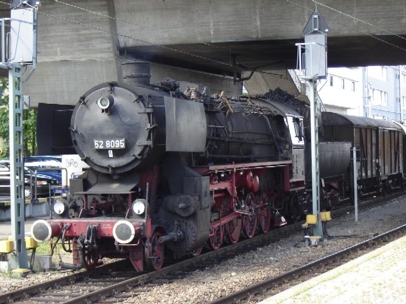 Hier sehen wir die 52 8095 in Freiburg Hbf.