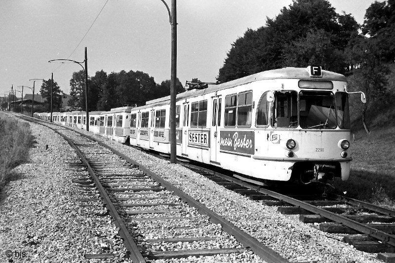 Hier sehen wir denselben Wagen wie auf dem oberen Bild (22 236) noch mit seiner Klner Nummer 2290 in Vorchdorf, wo er mit anderen Klner  Samba-Wagen  auf seine Aufarbeitung fr die Linzer Lokalbahn wartet (30. August 1972).
