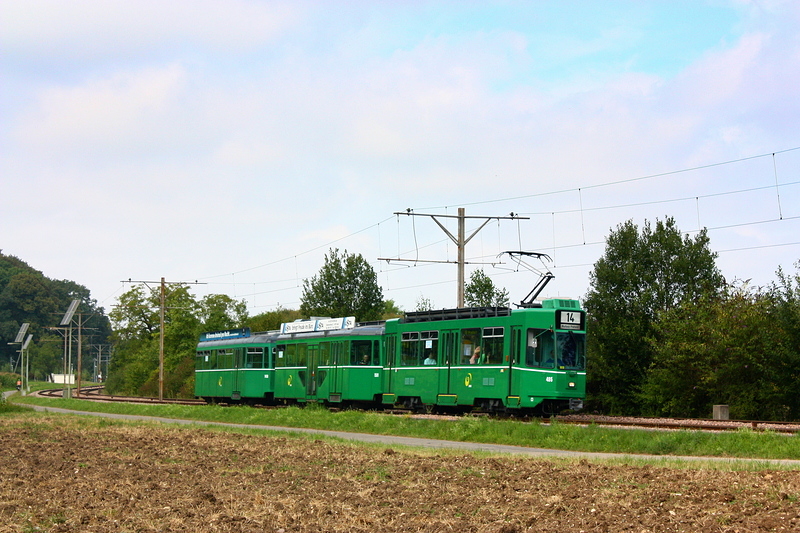 Hier sehen wir ein Dreiwagenzug der BVB bestehend aus Neuem Vierachser aus den 80ern, Vierachserbeiwagen mit nachtrglich eingebautem Niederflurmittelteil und einen im Orginalzustand belassenem Vierachserbeiwagen.