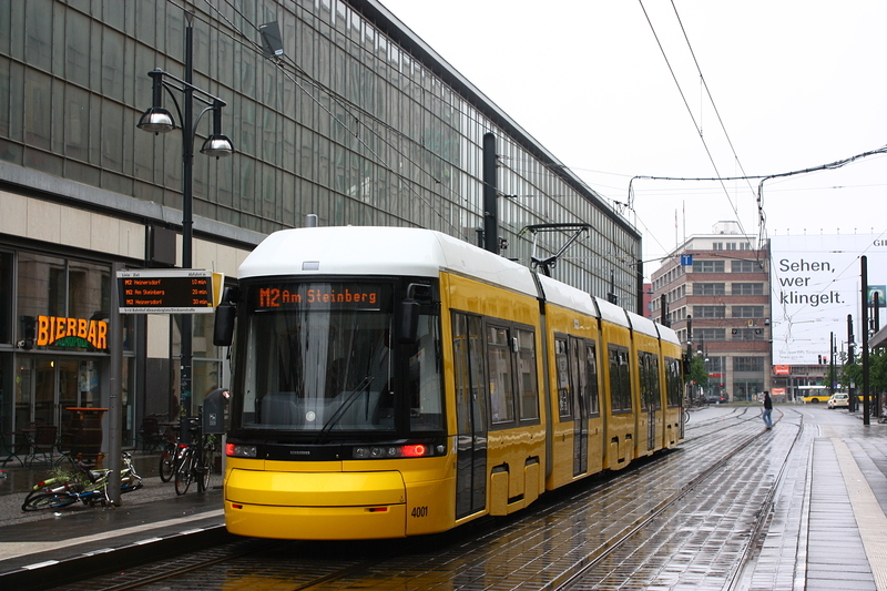 Hier sehen wir einen der neuen Flexity Trams fr Berlin. 4001 hat nun am Alexanderplatz Kopf gemacht und fhrt zurck zum Steinberg.