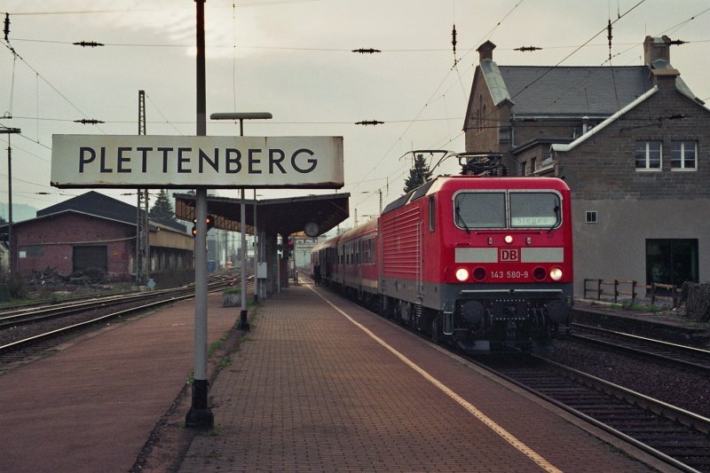 Hier sehen wir nochmal 143 580-9 mit dem 39179 EHG-ESIE beim Zwischenstop in Plettenberg (23.04.2006)