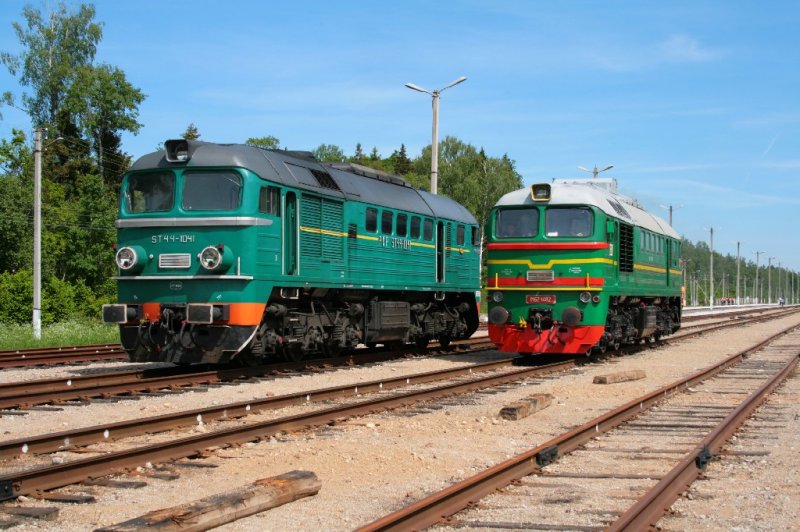 Hier sehen wir ST44-1041 in Mockava neben der Kolomna M62-1482 am 29.05.2008