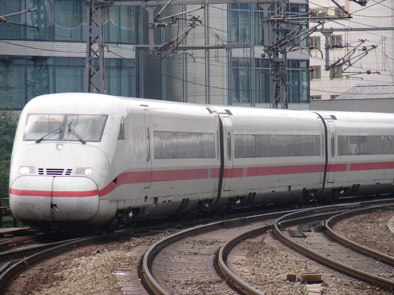 Hier sehen wir den vorderen Zugteil eines ICE2 Doppeltraktion aus Kln Hbf und Kln/Bonn Flughafen. Aufgenommen am 08.08.07 bei der Durchfahrt Berlin Zoologischer Garten