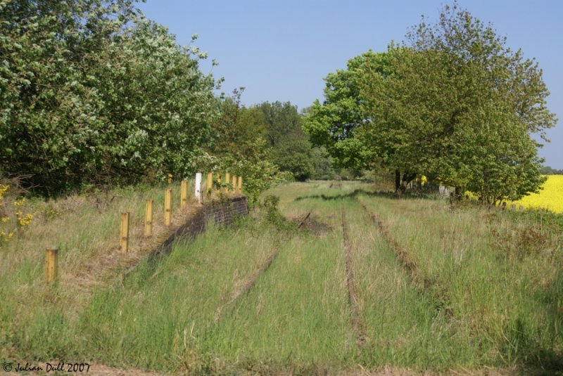 Hier ist seit mehr als zehn Jahren kein Zug mehr drauf gefahren.
Der ehmalige Haltepunkt,und fr�her sogar Bahnhof, in Perdoel an der Strecke Neum�nster-Ascheberg.Links ist die Laderampe zu sehen , rechts der ehmalige Bahnsteig.Bild vom 6.5.2007.