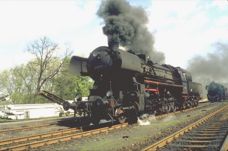 Hier setzt sich die 52 6721-6 vor die 52 8192-8,die schon beim Gterzug wartet.Kamenz Mai 1983(Archiv P.Walter)