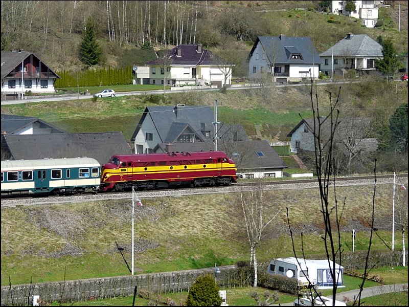 Hier sieht die Diesel Lok 1604 fast wie auf einer Modelleisenbahnanlage aus. Bild aufgenommen in Clervaux am 20.04.08