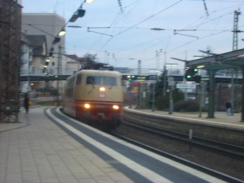Hier sieht man die 103-113 die am 3.1.2005 einen Sonderzug zog hier ist ist sie Gerade bei der Durchfahrt von Worms Hbf.