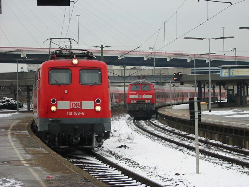 Hier sieht man die 110-366 die gerade bei der Durchfahrt von Ludwigshafen ist.
