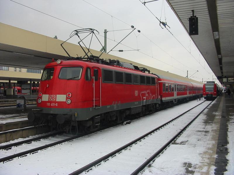 Hier sieht man die 110-411 die am 23.2.2005 eine Regionalbahn schob. Hier beim halt in Mannheim Hbf im Hintergrund die 425-259 die auf dem Weg nach Waghusel ist.