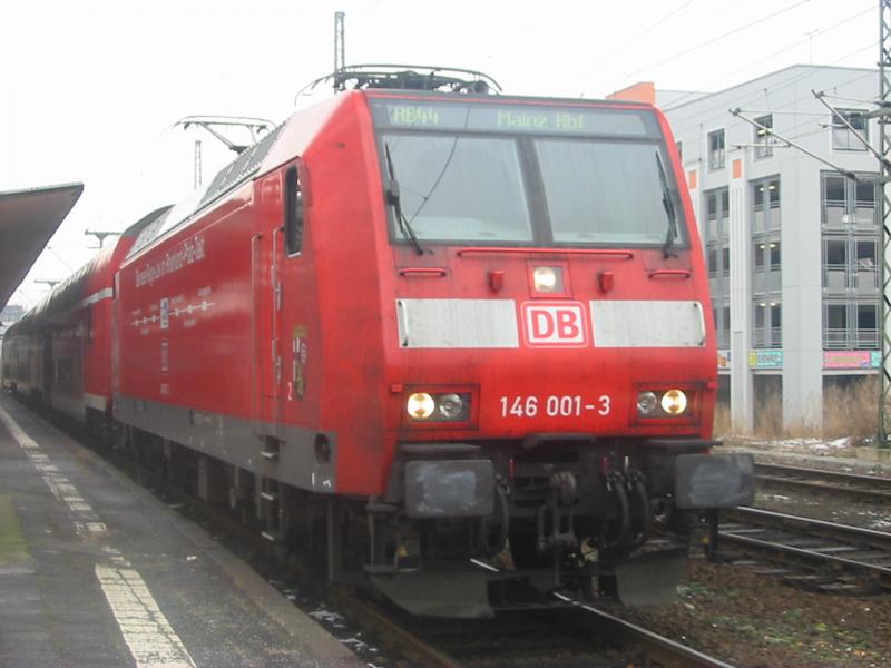 Hier sieht man die 146-001-3 die auf ihre Abfahrt nach Mainz Hbf wartet.