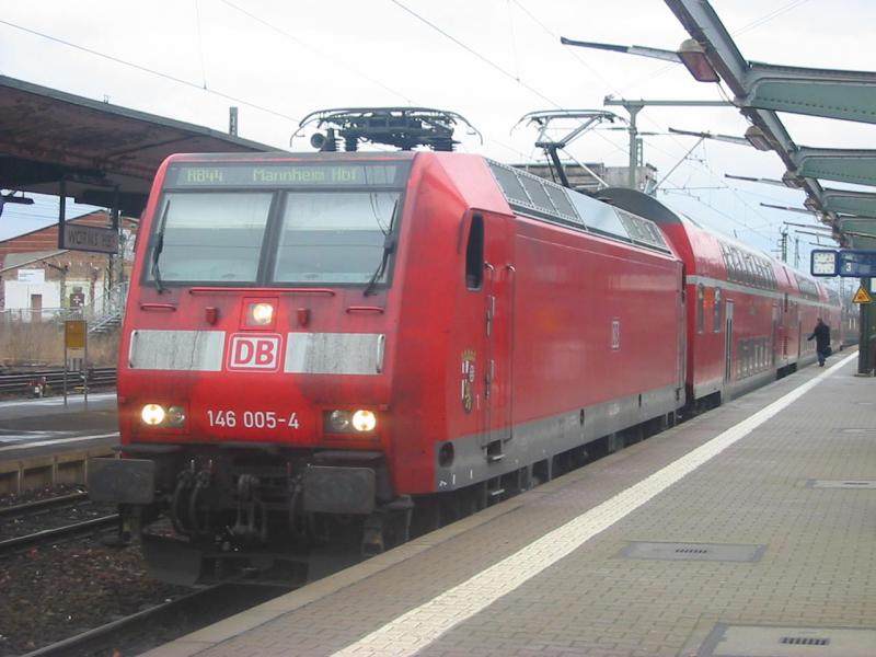 Hier sieht man die 146-005 die in Worms auf ihre Abfahrt nach Mannheim wartet. Fhrerstand Bild kommt vielleicht noch.