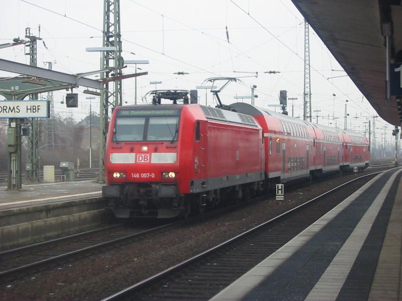 Hier sieht man die 146-007 mit einem Doppelstock bei der Einfahrt von Worms.