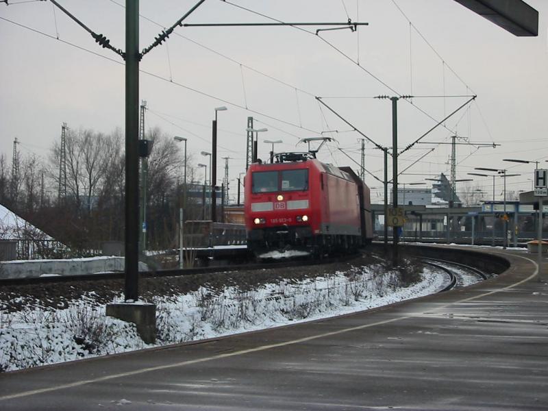 Hier sieht man die 185-013 die am 23.2.2005 auf dem Gterzugleis ber die Rheinbrcke war. Hier bei der Durchfahrt von Ludwigshafen.